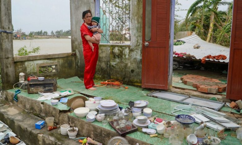 Trong cơn bão lũ, Phạm Minh Chính ‘xông pha,’ Tô Lâm mất điểm Trong cơn bão lũ, Phạm Minh Chính ‘xông pha,’ Tô Lâm mất điểm