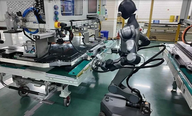 Robot hình người Trung Quốc tham gia sản xuất pin xe điện Robot hình người Trung Quốc tham gia sản xuất pin xe điện
