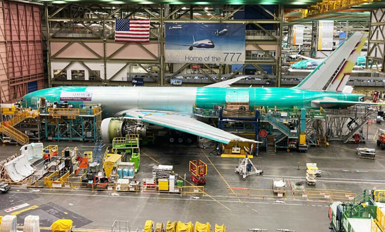 Bên trong nhà máy sản xuất máy bay lớn nhất của Boeing Bên trong nhà máy sản xuất máy bay lớn nhất của Boeing