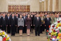 Ái nữ của ông Kim Jong-un lần đầu xuất hiện công khai tại Điện Mặt trời Ái nữ của ông Kim Jong-un lần đầu xuất hiện công khai tại Điện Mặt trời