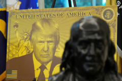 Từ tàu chiến đến các tòa nhà: tên ông Trump ở khắp nơi, vì sao? Từ tàu chiến đến các tòa nhà: tên ông Trump ở khắp nơi, vì sao?
