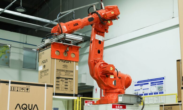 Bên trong một nhà máy sản xuất máy giặt tại Việt Nam Bên trong một nhà máy sản xuất máy giặt tại Việt Nam