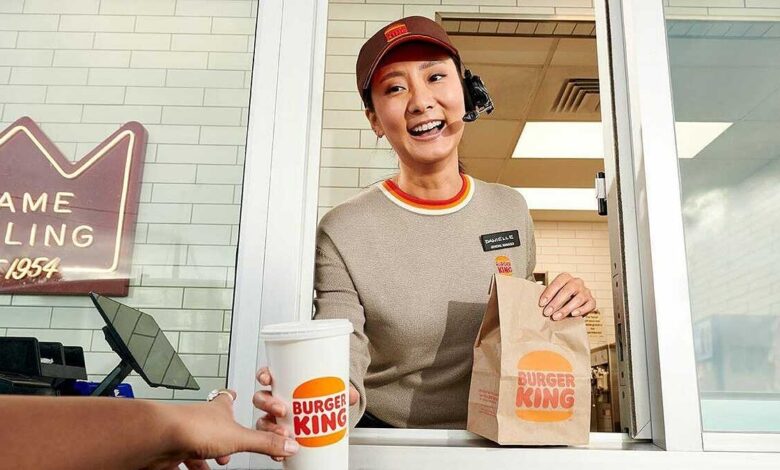Burger King thử nghiệm tai nghe AI theo dõi nhân viên Burger King thử nghiệm tai nghe AI theo dõi nhân viên