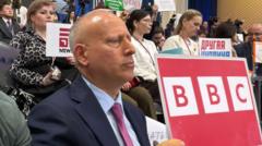 Bị gọi là ‘kẻ thù’: Phóng viên BBC Steve Rosenberg nói về thế đi trên dây khi đưa tin từ Nga Bị gọi là ‘kẻ thù’: Phóng viên BBC Steve Rosenberg nói về thế đi trên dây khi đưa tin từ Nga