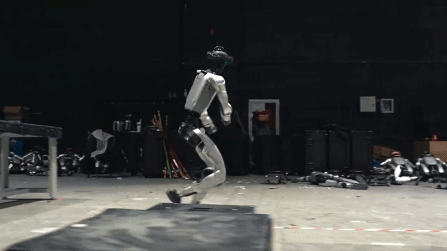 Hậu trường robot Trung Quốc tập parkour, múa côn cho gala năm mới Hậu trường robot Trung Quốc tập parkour, múa côn cho gala năm mới
