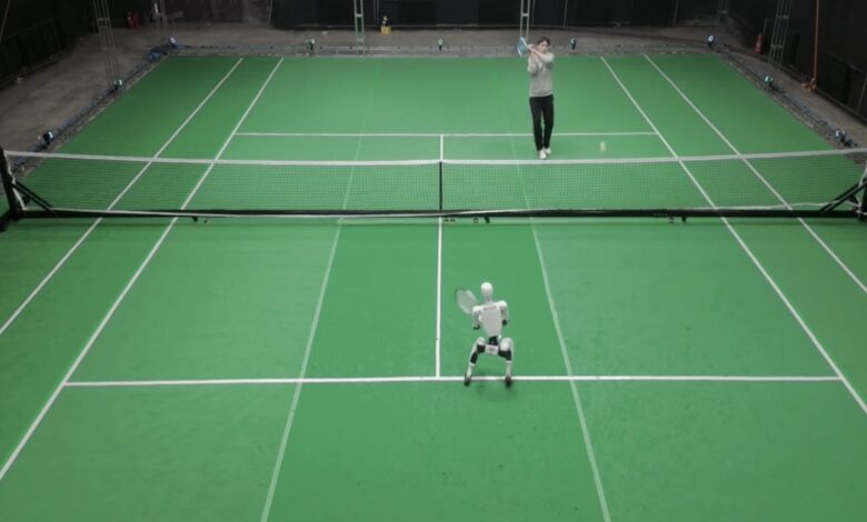 Robot hình người chơi tennis với người thật Robot hình người chơi tennis với người thật