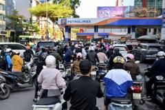 Giá xăng lập đỉnh kỷ lục, kinh tế Việt Nam đối mặt nguy cơ ‘cú sốc’ Giá xăng lập đỉnh kỷ lục, kinh tế Việt Nam đối mặt nguy cơ ‘cú sốc’