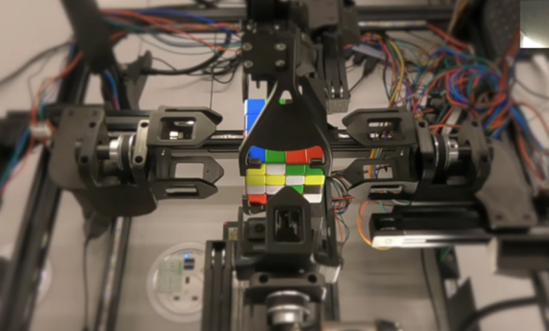 Hai anh em tự chế robot xoay rubik Hai anh em tự chế robot xoay rubik