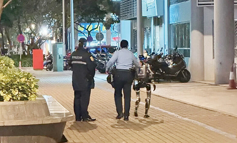 Robot hình người bị bắt vì dọa cụ bà 70 tuổi Robot hình người bị bắt vì dọa cụ bà 70 tuổi