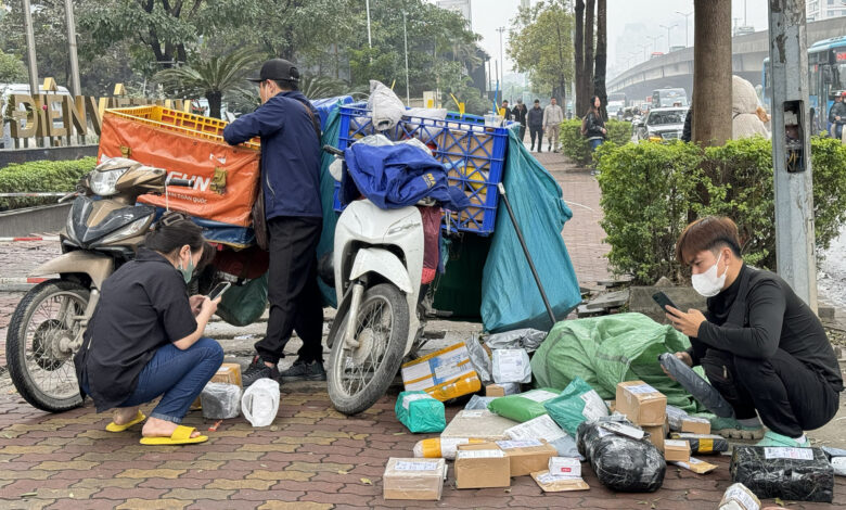 Doanh nghiệp chuyển phát đồng loạt phụ thu phí xăng, dầu Doanh nghiệp chuyển phát đồng loạt phụ thu phí xăng, dầu