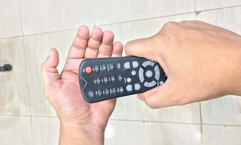 Tại sao đập nhẹ giúp điều khiển TV hoạt động lại? Tại sao đập nhẹ giúp điều khiển TV hoạt động lại?