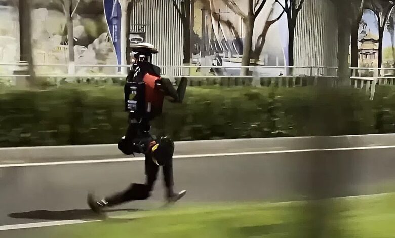 Hơn 300 robot hình người thi chạy bán marathon tại Trung Quốc Hơn 300 robot hình người thi chạy bán marathon tại Trung Quốc