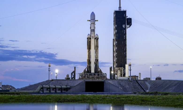 SpaceX hoãn phóng ‘siêu tên lửa’ Falcon Heavy SpaceX hoãn phóng ‘siêu tên lửa’ Falcon Heavy