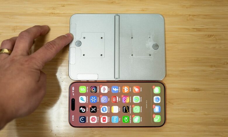 Mô hình iPhone gập so dáng cùng thiết bị Apple Mô hình iPhone gập so dáng cùng thiết bị Apple