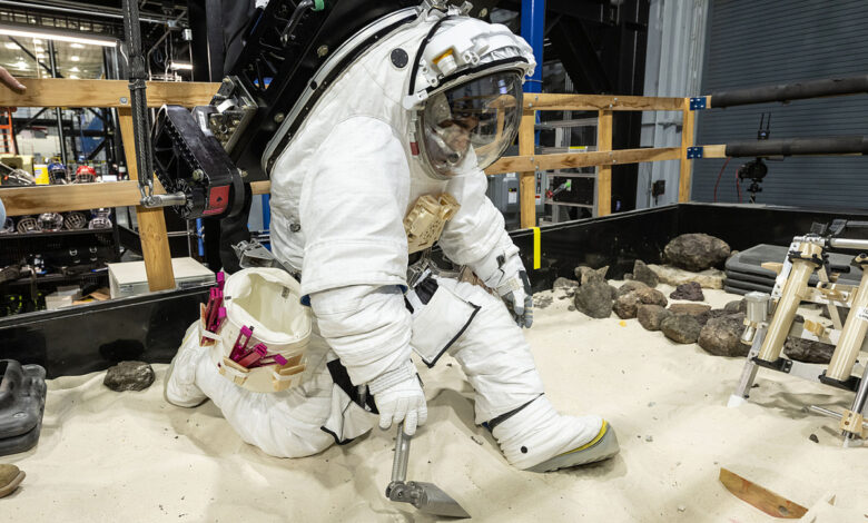 NASA có thể chậm đổ bộ Mặt Trăng do thiếu bộ đồ vũ trụ NASA có thể chậm đổ bộ Mặt Trăng do thiếu bộ đồ vũ trụ