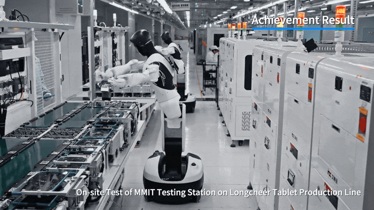 Robot hình người lần đầu lắp ráp tablet trong nhà máy Robot hình người lần đầu lắp ráp tablet trong nhà máy