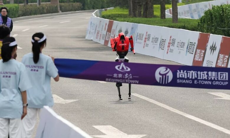 Robot hình người Trung Quốc vượt kỷ lục nhà vô địch marathon Robot hình người Trung Quốc vượt kỷ lục nhà vô địch marathon