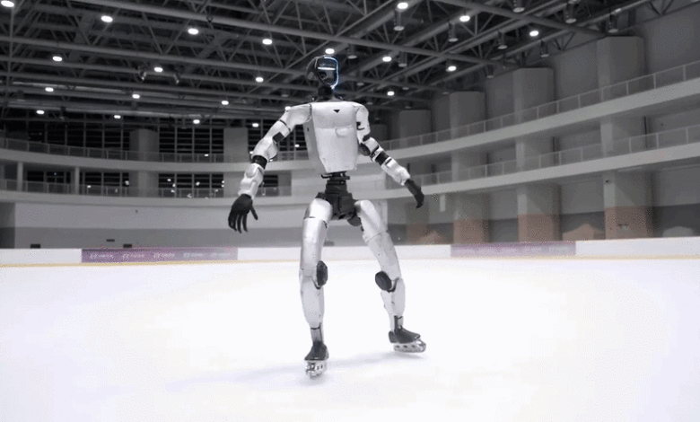 Robot hình người Trung Quốc trượt patin, lướt trên sân băng Robot hình người Trung Quốc trượt patin, lướt trên sân băng
