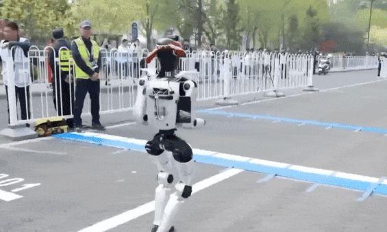 Những cú ngã của robot hình người tại giải chạy Bắc Kinh Những cú ngã của robot hình người tại giải chạy Bắc Kinh
