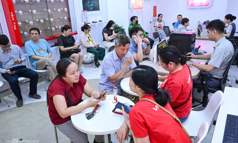 Nhiều người xếp hàng chờ xác thực số điện thoại Nhiều người xếp hàng chờ xác thực số điện thoại