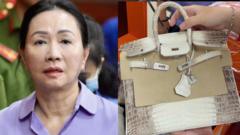 Thấy gì qua phiên đấu giá hai túi Hermès của bà Trương Mỹ Lan?