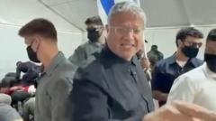 Các nhà hoạt động trong đoàn của Bảo Ngọc Ashley tới Gaza quỳ gối, bị trói tay khi quốc ca Israel vang lên Các nhà hoạt động trong đoàn của Bảo Ngọc Ashley tới Gaza quỳ gối, bị trói tay khi quốc ca Israel vang lên