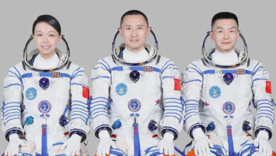 Phi hành gia Trung Quốc lần đầu ở ngoài không gian một năm