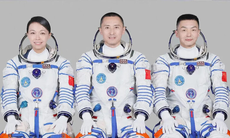 Phi hành gia Trung Quốc lần đầu ở ngoài không gian một năm Phi hành gia Trung Quốc lần đầu ở ngoài không gian một năm