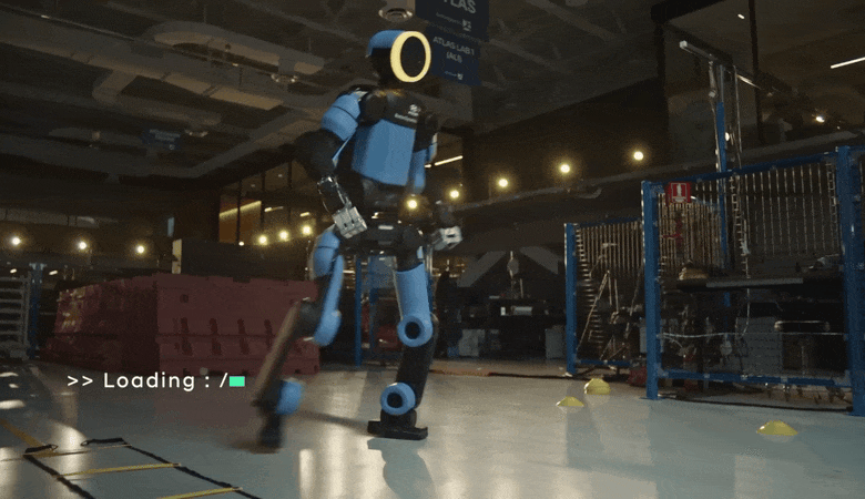 Robot hình người Mỹ phô diễn kỹ năng bóng đá Robot hình người Mỹ phô diễn kỹ năng bóng đá