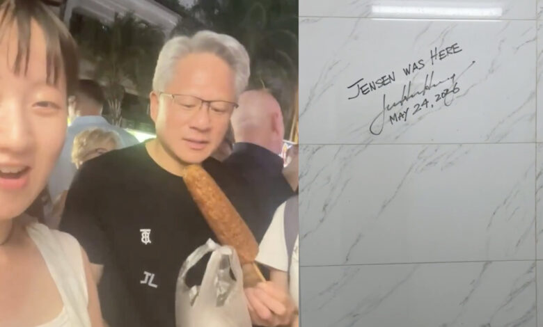 Jensen Huang ký lên tường nhà vệ sinh, ‘bao trọn’ quầy bắp nướng Jensen Huang ký lên tường nhà vệ sinh, ‘bao trọn’ quầy bắp nướng