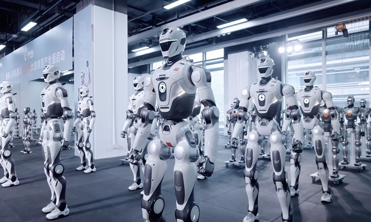 Nhà máy trung bình 15 phút sản xuất một robot hình người Nhà máy trung bình 15 phút sản xuất một robot hình người