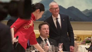 Những biểu cảm gây sốt của Musk trong chuyến thăm Trung Quốc