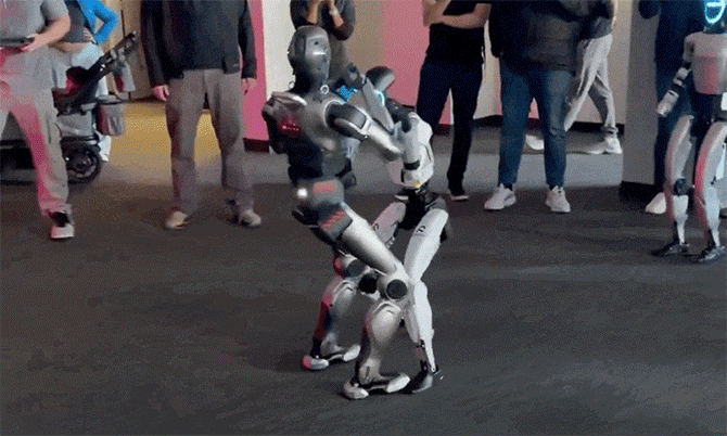 Màn đấu võ của hai robot hình người gây sốt Màn đấu võ của hai robot hình người gây sốt