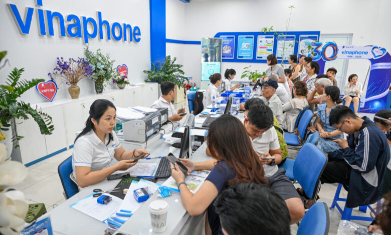 Hàng nghìn người đi xác thực thuê bao di động Hàng nghìn người đi xác thực thuê bao di động