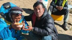 Sống sót 6 ngày trên Everest nhờ ăn socola và ‘nhai băng’ Sống sót 6 ngày trên Everest nhờ ăn socola và ‘nhai băng’