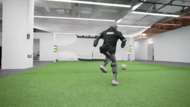 Robot cầu thủ của Trung Quốc sút bóng lõm tường