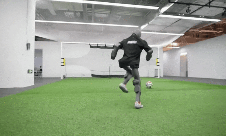 Robot cầu thủ của Trung Quốc sút bóng lõm tường Robot cầu thủ của Trung Quốc sút bóng lõm tường