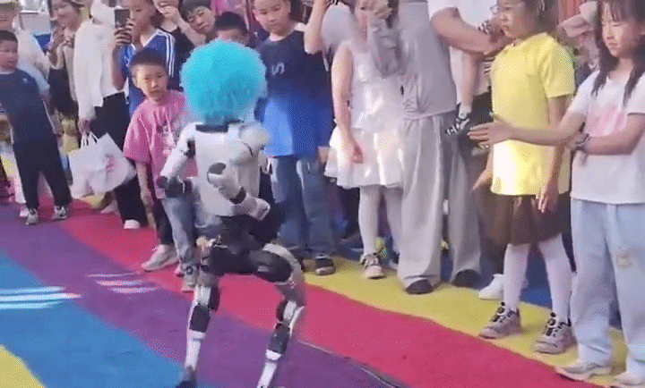 Robot ‘chú hề’ đá trúng khán giả nhí Robot ‘chú hề’ đá trúng khán giả nhí