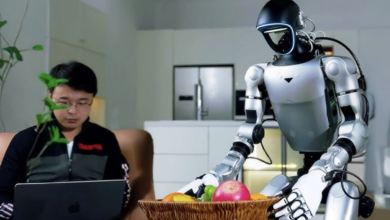 Robot hình người loay hoay đi từ sân khấu đến đời thực