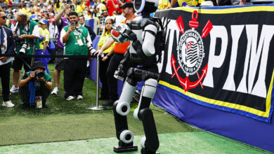Robot hình người trao bóng trong trận Brazil – Na Uy
