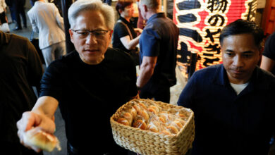 Jensen Huang phát bánh bao cho người hâm mộ ở Tokyo