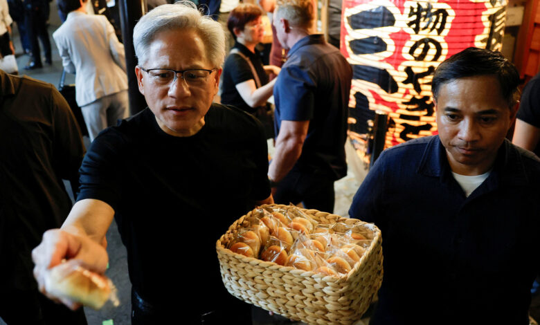 Jensen Huang phát bánh bao cho người hâm mộ ở Tokyo Jensen Huang phát bánh bao cho người hâm mộ ở Tokyo