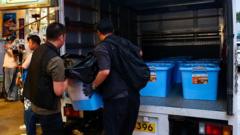 Năm người bị bắt sau khi cảnh sát Hong Kong đột kích các hiệu sách độc lập