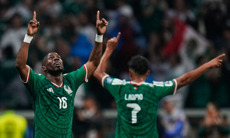 Trận thắng tại World Cup của Mexico khiến mặt đất rung chuyển Trận thắng tại World Cup của Mexico khiến mặt đất rung chuyển