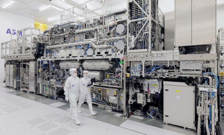 Intel xuất xưởng lô chip đầu tiên từ cỗ máy 380 triệu USD Intel xuất xưởng lô chip đầu tiên từ cỗ máy 380 triệu USD