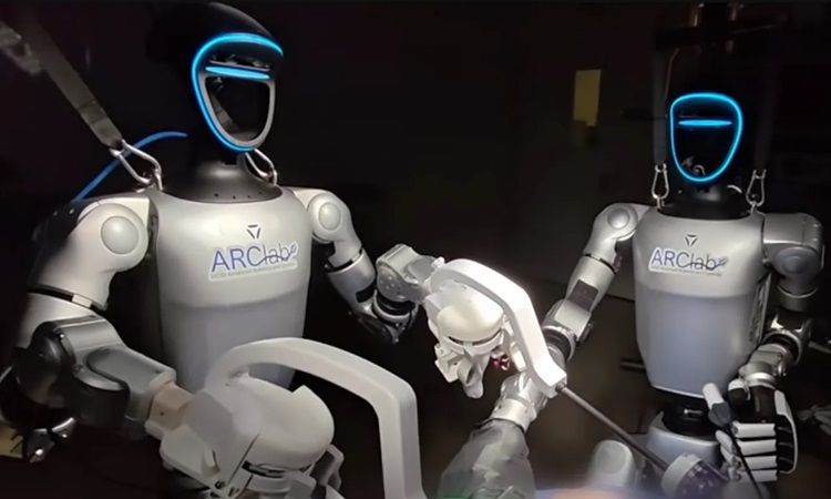 Robot hình người Mỹ lần đầu thực hiện phẫu thuật Robot hình người Mỹ lần đầu thực hiện phẫu thuật
