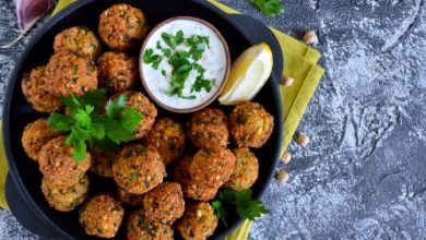 Bát Falafel Ngon Miệng Kèm Sữa Chua Dừa và Bánh Pita Nướng Giòn
