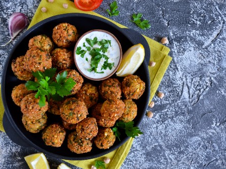Bát Falafel Ngon Miệng Kèm Sữa Chua Dừa và Bánh Pita Nướng Giòn Bát Falafel Ngon Miệng Kèm Sữa Chua Dừa và Bánh Pita Nướng Giòn