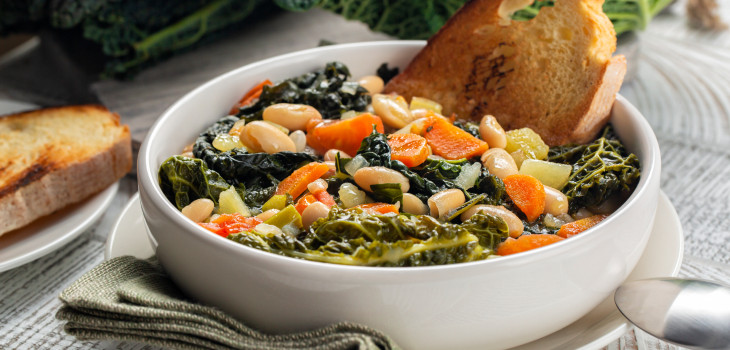 Đậu Trắng Tuscan Kho Với Rau Xanh – Món Ngon Bổ Dưỡng Từ Ẩm Thực Ý Đậu Trắng Tuscan Kho Với Rau Xanh – Món Ngon Bổ Dưỡng Từ Ẩm Thực Ý