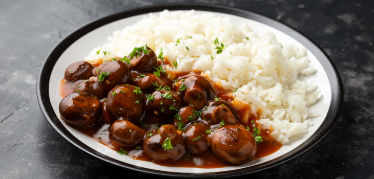 Nấm Adobo với Cơm Dừa và Trứng Cút Ngâm Nước Tương: Món Ăn Độc Đáo Cho Bữa Tiệc Ẩm Thực Việt